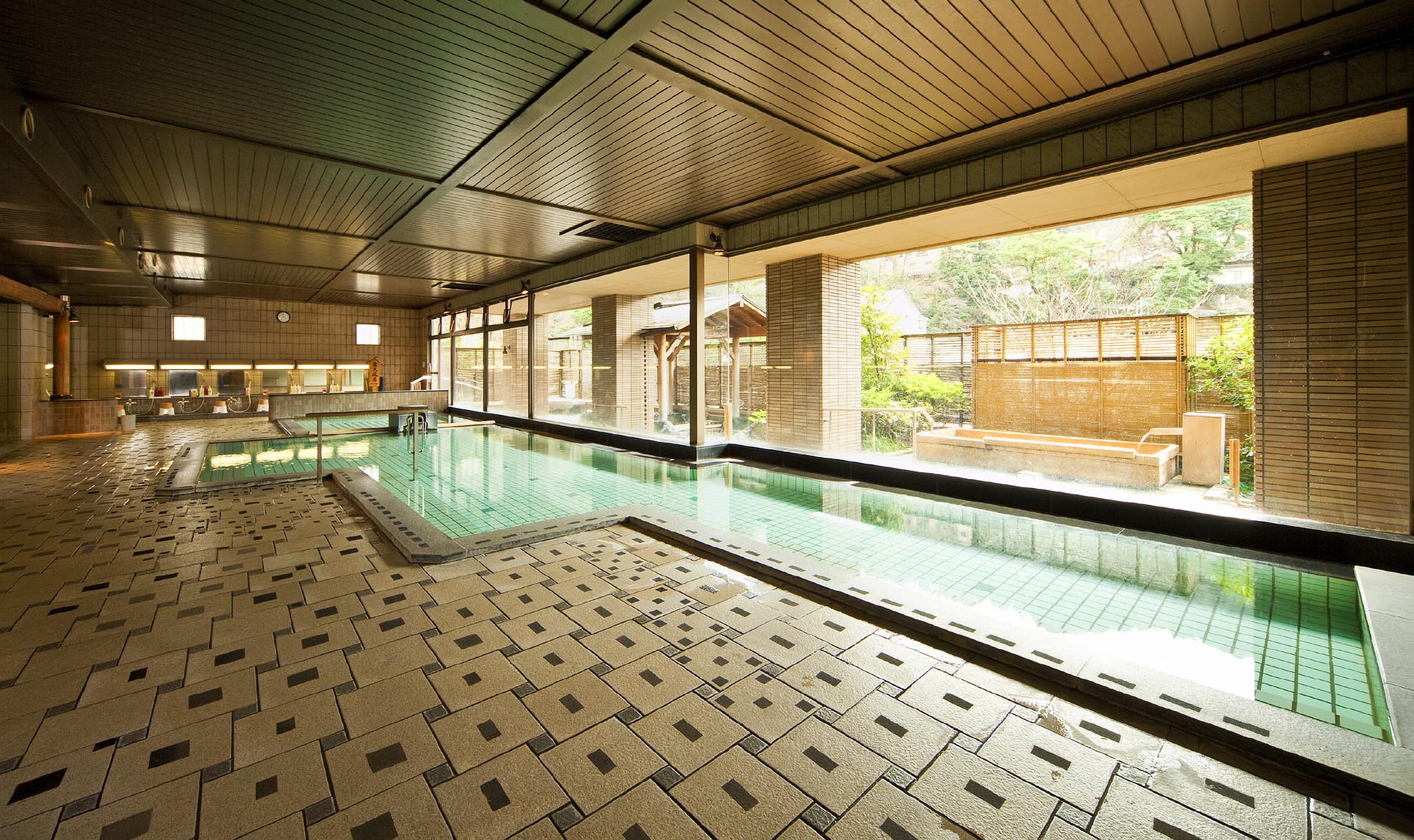 The airy, large bathing rooms can accommodate big groups.